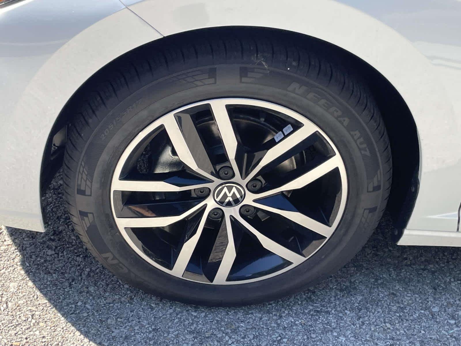 New 2026 Opal White Pearl Volkswagen SE image 10