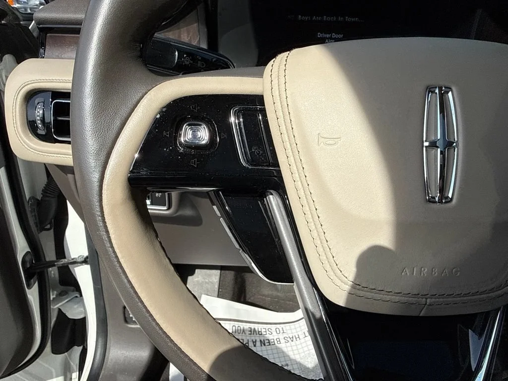Used 2022 White Lincoln Reserve image 27