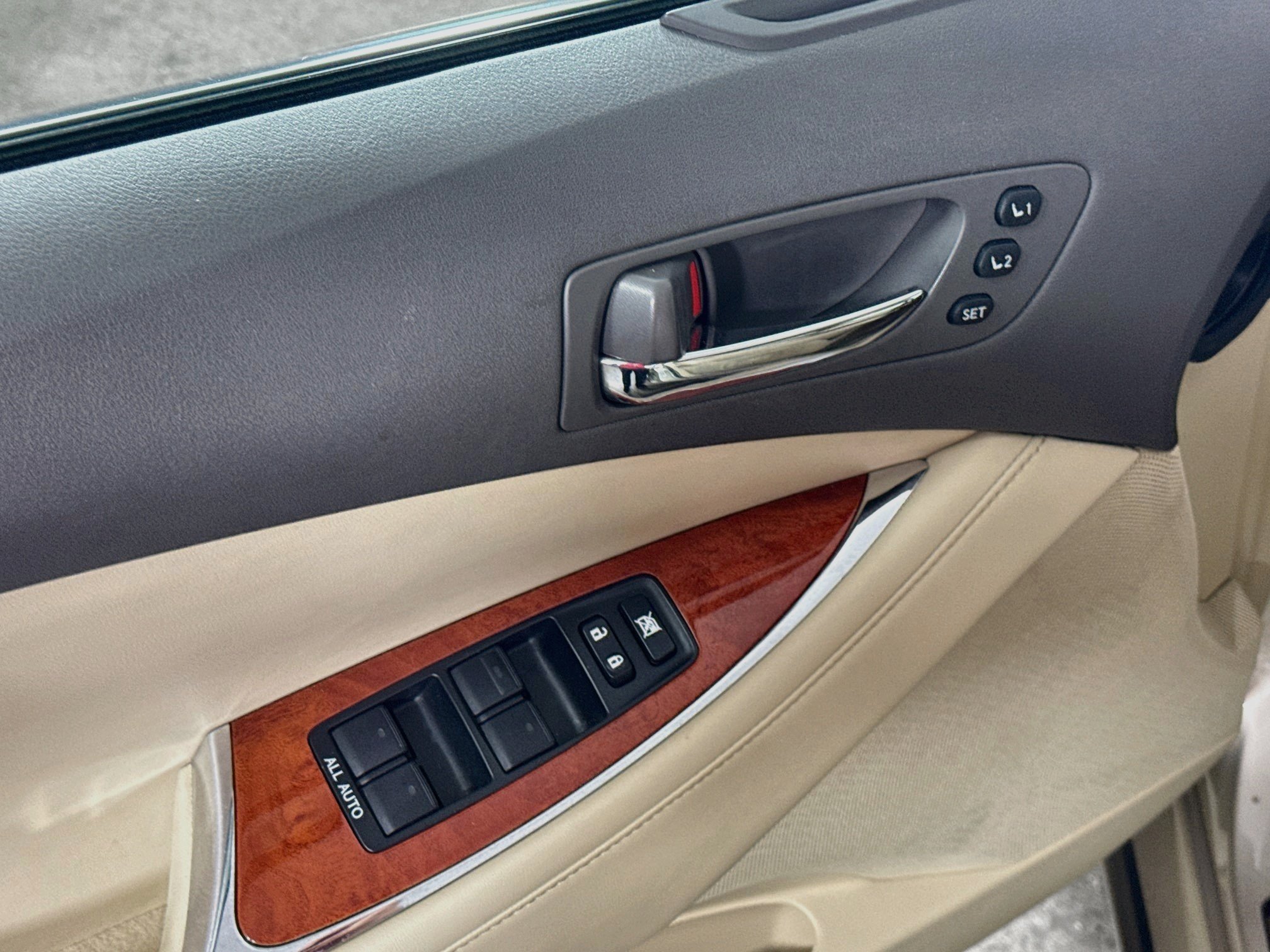Used 2011 Satin Cashmere Metallic Lexus Base image 17