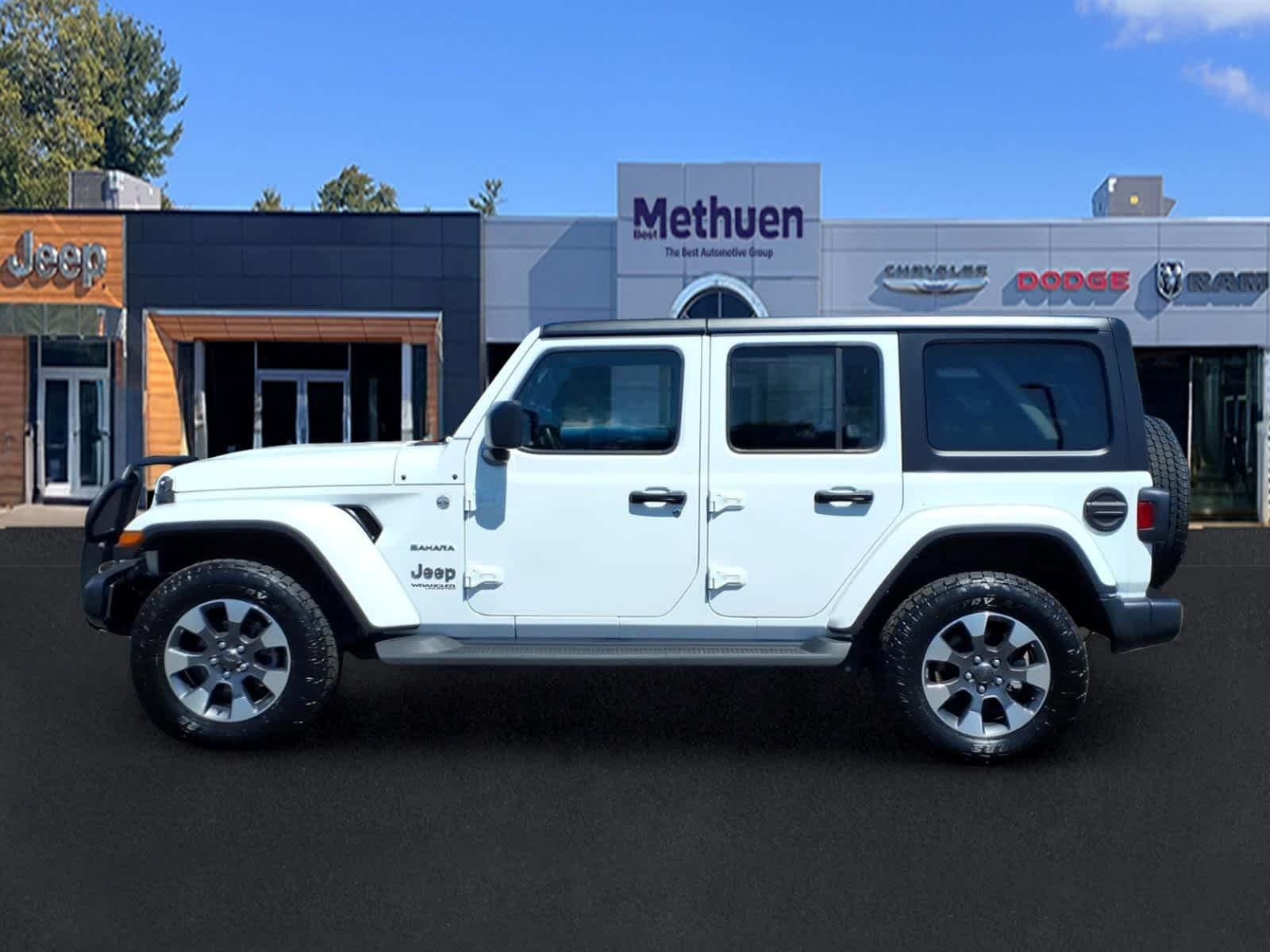 Used 2022 Bright White Clearcoat Jeep Unlimited Sahara image 8