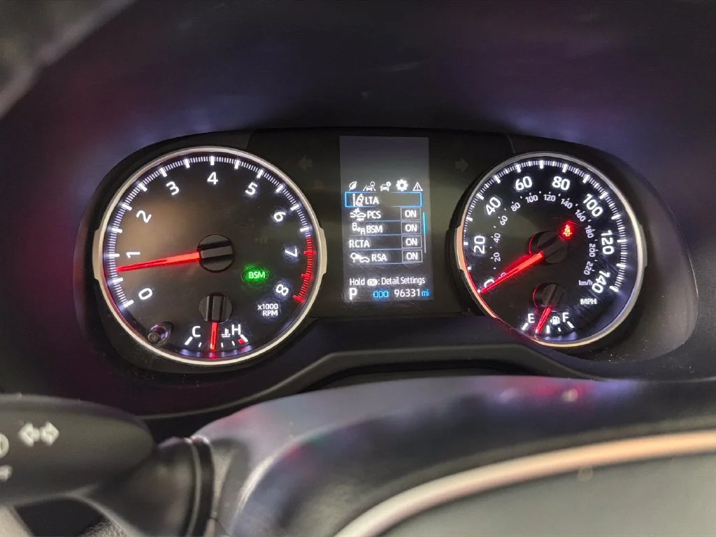 Used 2020  Toyota XLE Premium image 21