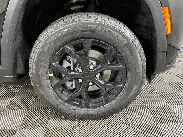New 2026 Diamond Black Crystal Pearl-Coat Exterior Paint Jeep Altitude image 5