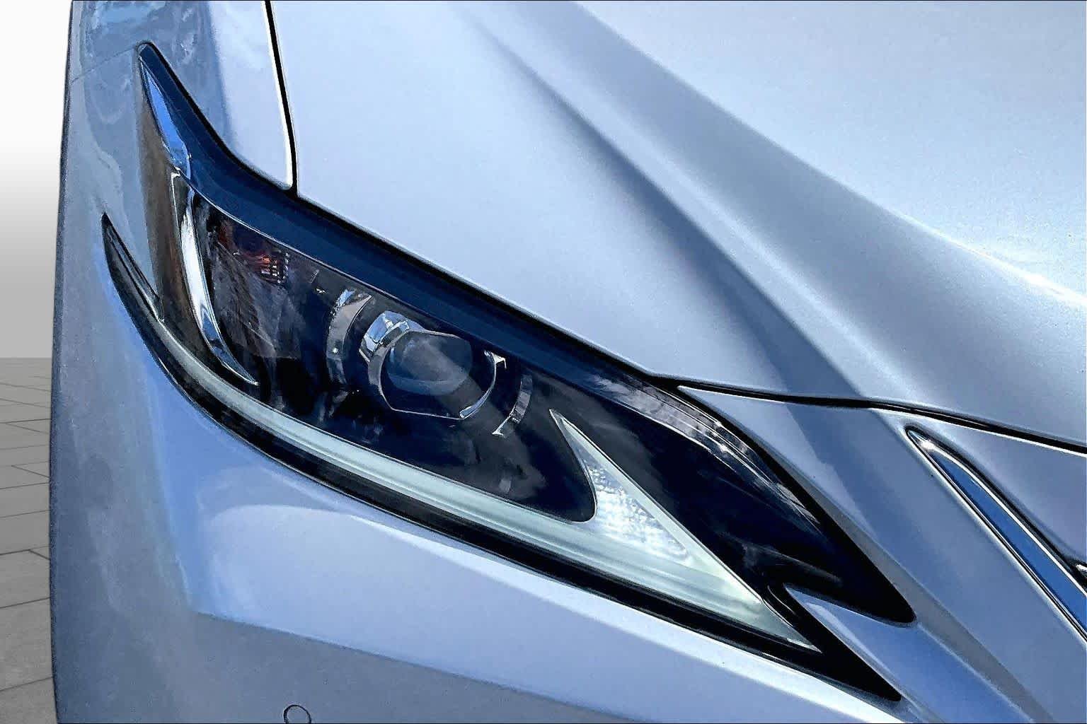Used 2025 Eminent White Pearl Lexus  image 28