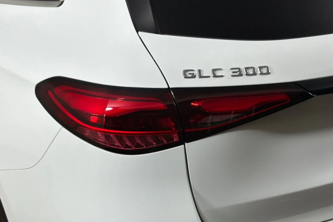 Used 2026 Polar White Mercedes-Benz GLC 300 image 26