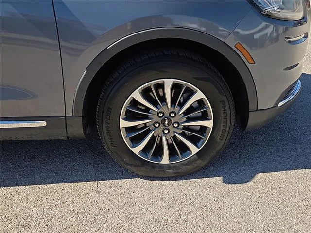 Used 2022 Silver Radiance Metallic Clearcoat Lincoln Standard Front-Wheel Drive image 6