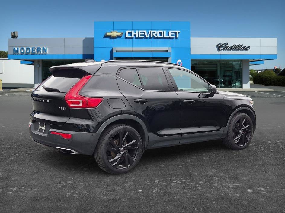 Used 2019  Volvo R-Design image 5