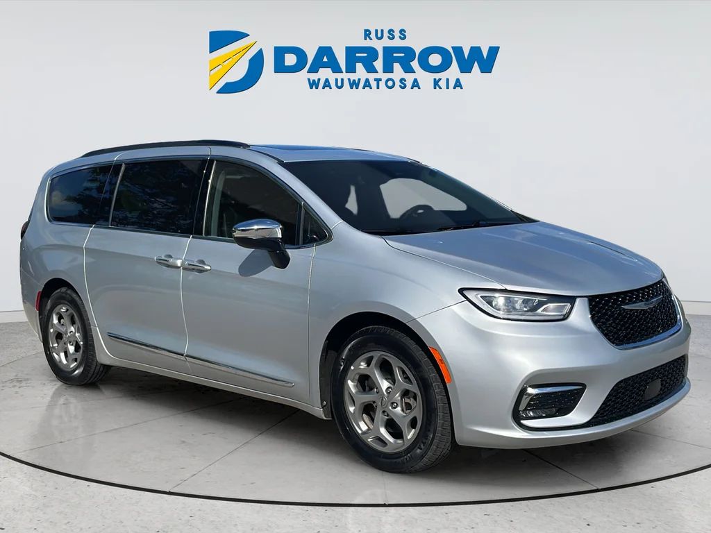 Used 2023 Silver Chrysler Limited image 7