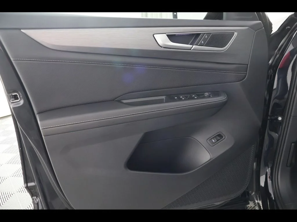 New 2026 Black Volkswagen 2.0T SE w/Technology image 29