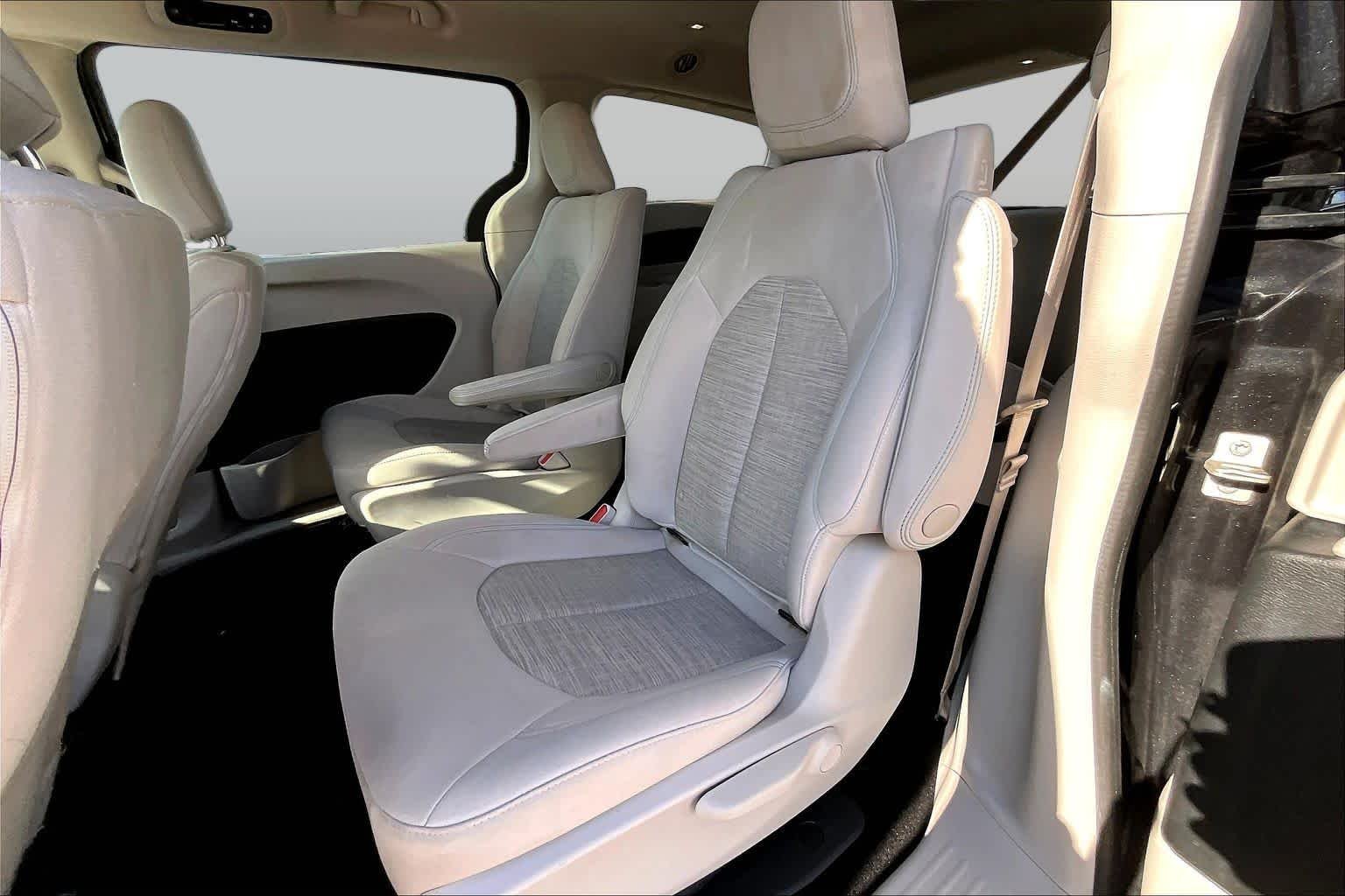 Used 2018 Brilliant Black Crystal Pearlcoat Chrysler Hybrid Touring Plus image 20