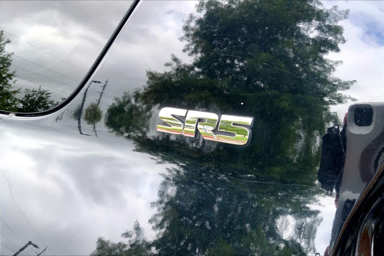 Used 2018 Midnight Black Metallic Toyota SR5 image 10