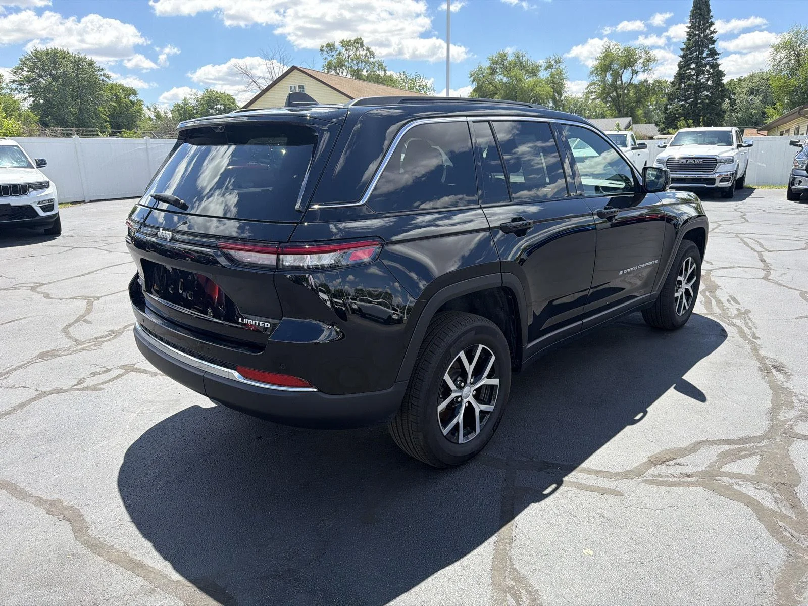 Used 2024 Diamond Black Crystal Pearlcoat Jeep Limited image 7