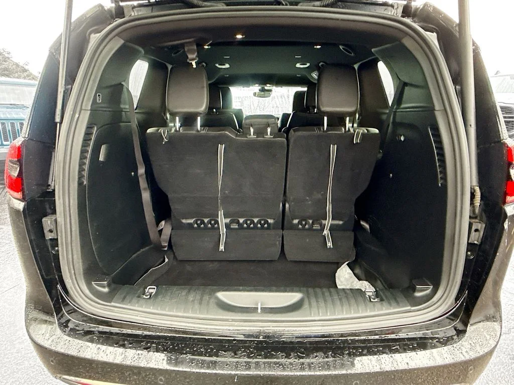 Used 2025 Black Chrysler Select image 30