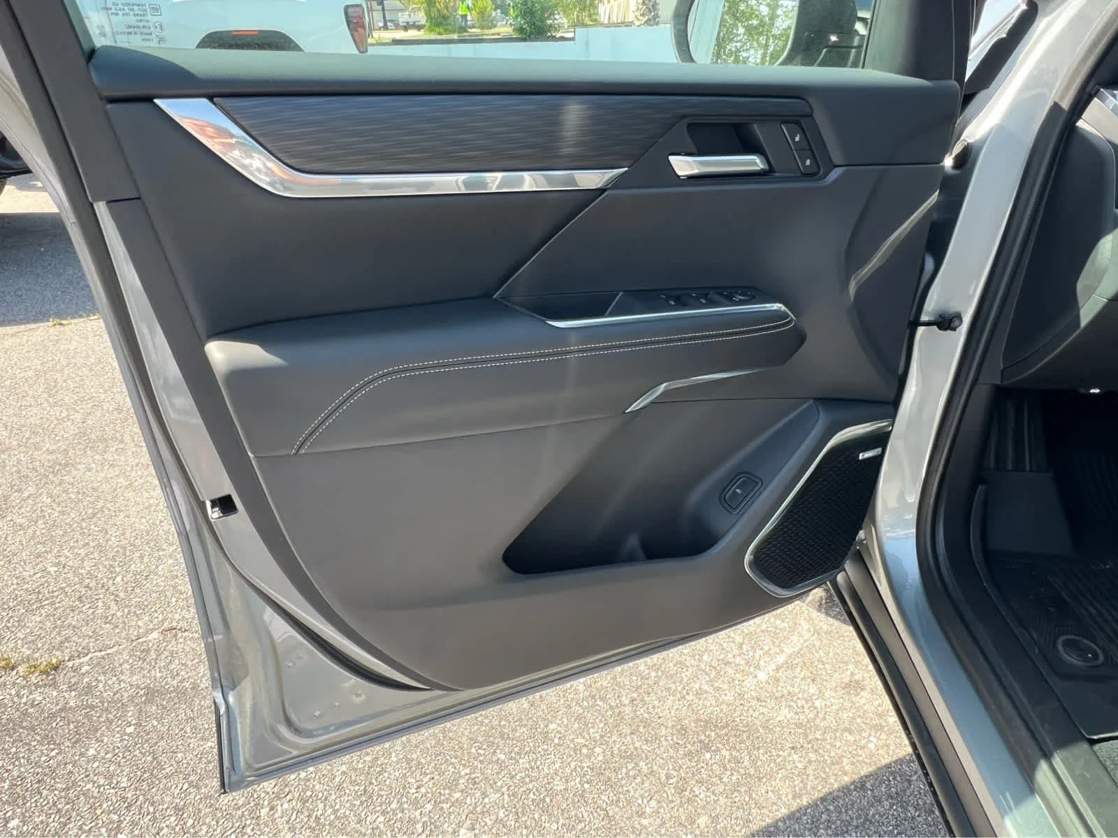 New 2025 Sterling Metallic GMC Elevation image 6
