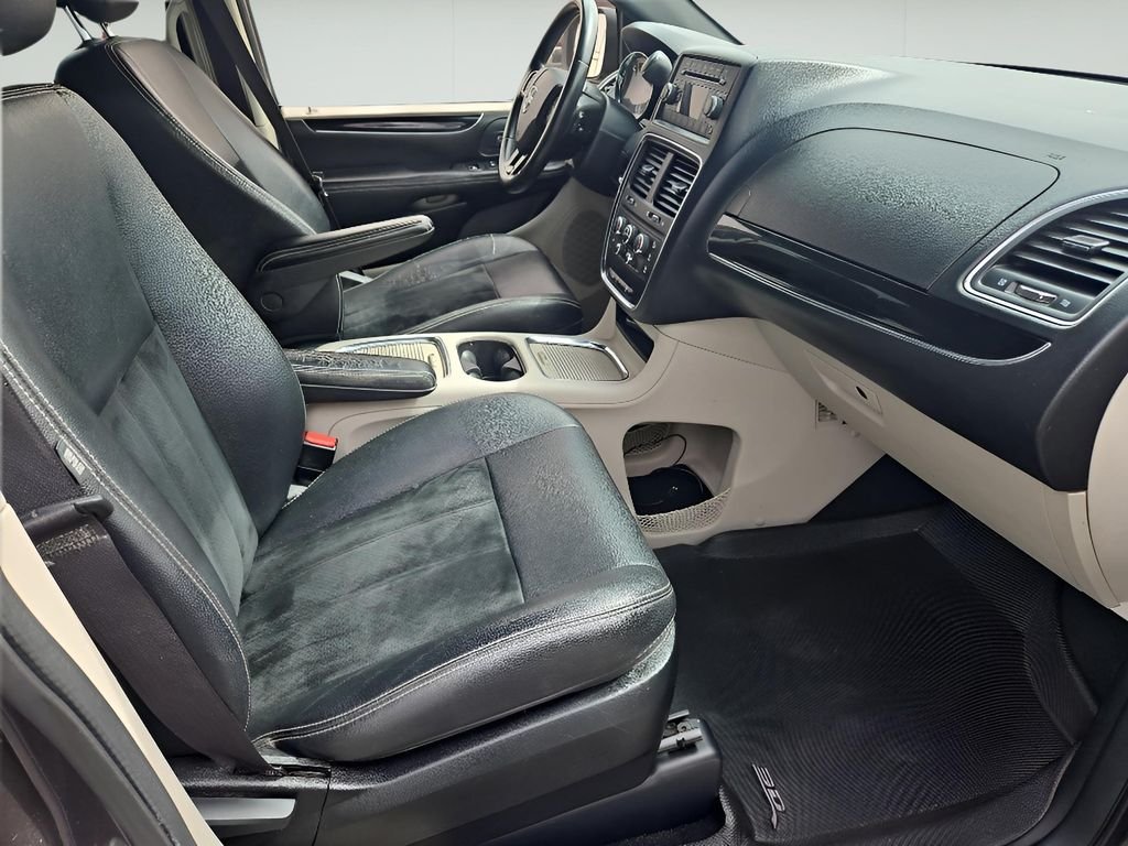 Used 2017 Granite Pearlcoat Dodge SXT image 10