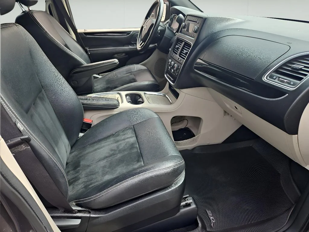 Used 2017 Granite Pearlcoat Dodge SXT image 10