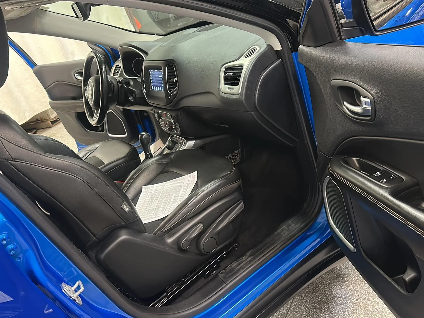 Used 2018 Laser Blue Pearlcoat Jeep Latitude image 28
