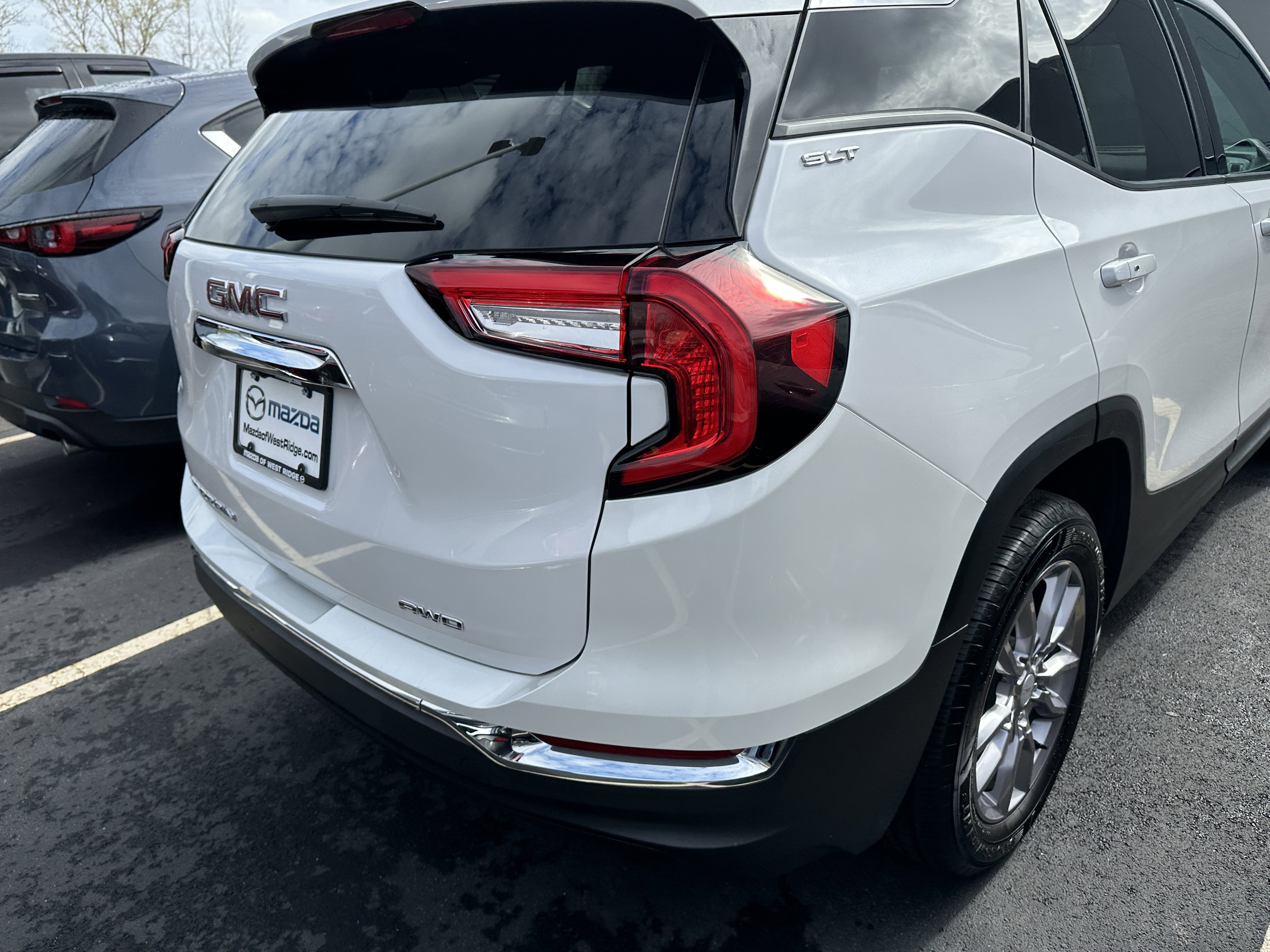 Used 2022 White Frost Tricoat GMC SLT image 7