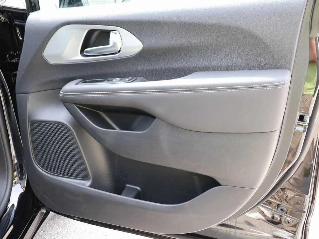 2026 Chrysler Pacifica Limited - Photo 8