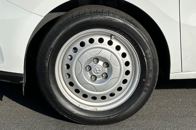 Used 2022 White Ram Base image 27