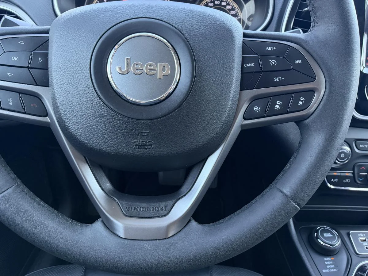 Used 2022 Grey Jeep Limited 4x4 image 25