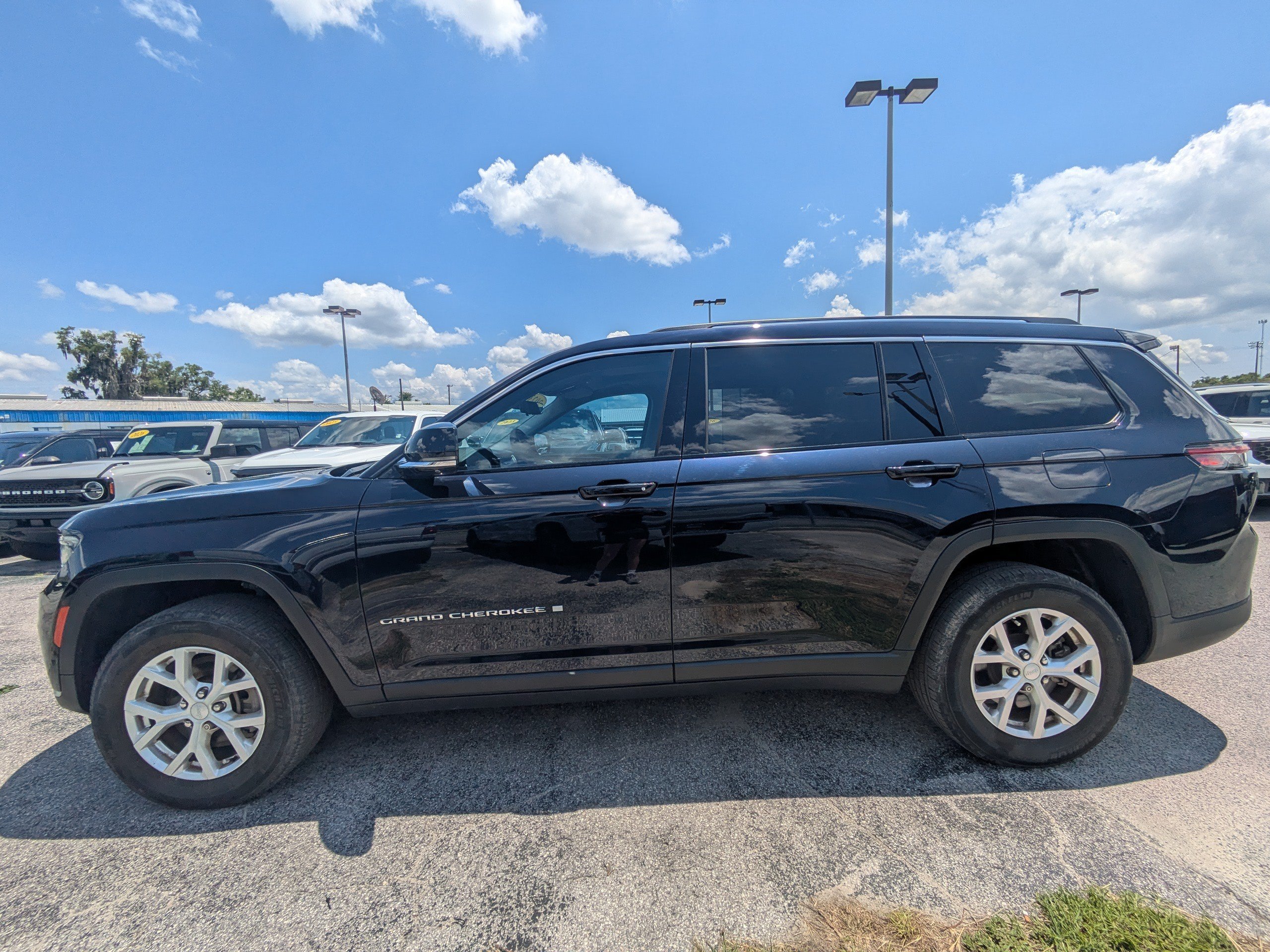 Used 2023 Midnight Sky Jeep Limited image 7
