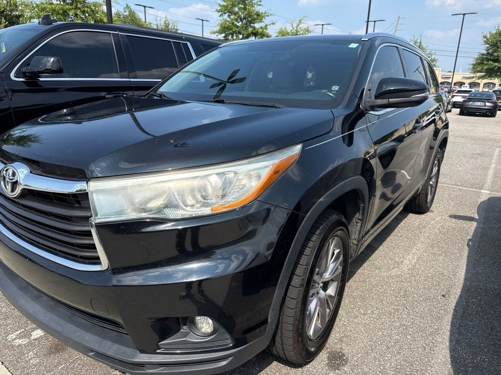 Used 2015 Attitude Black Metallic Toyota XLE V6 image 3