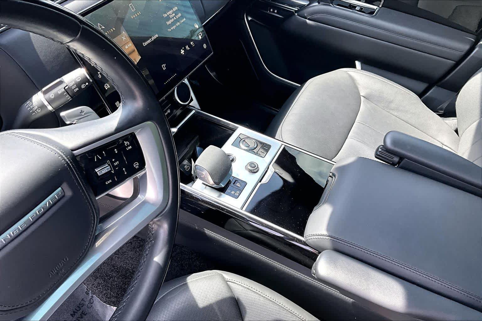 Used 2023 Ligurian Black SV Bespoke Ultra Metallic Sat Land Rover Autobiography image 16