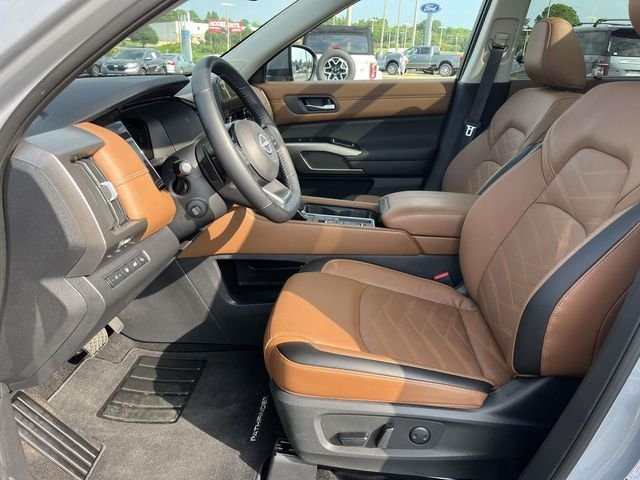 Used 2025 Gray Nissan Platinum image 12