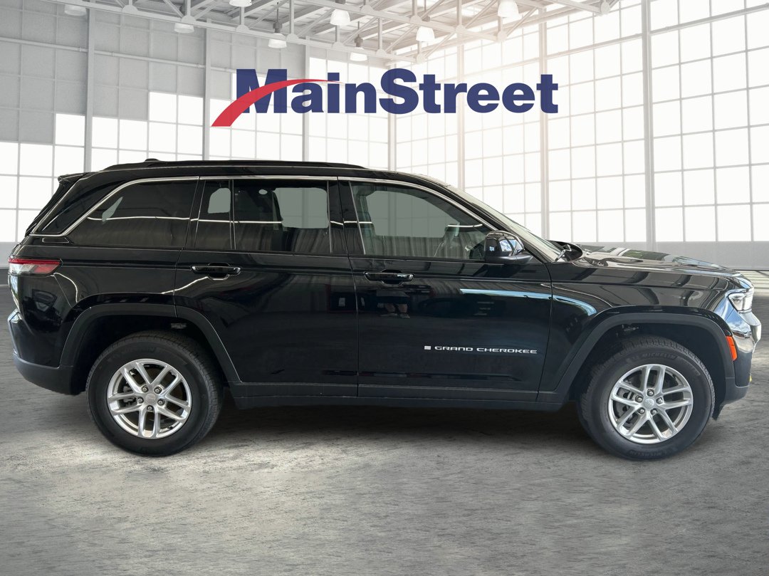 New 2026 Diamond Black Crystal Pearlcoat Jeep Laredo image 6