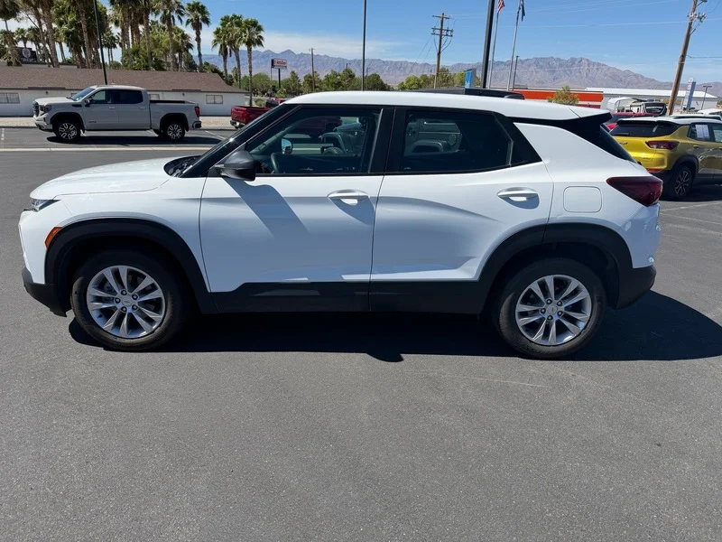 Used 2022 SUMMIT WHITE Chevrolet LS image 6