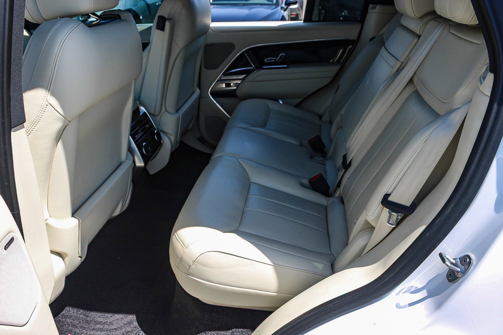 Used 2023 Ostuni Pearl White Land Rover SE image 18