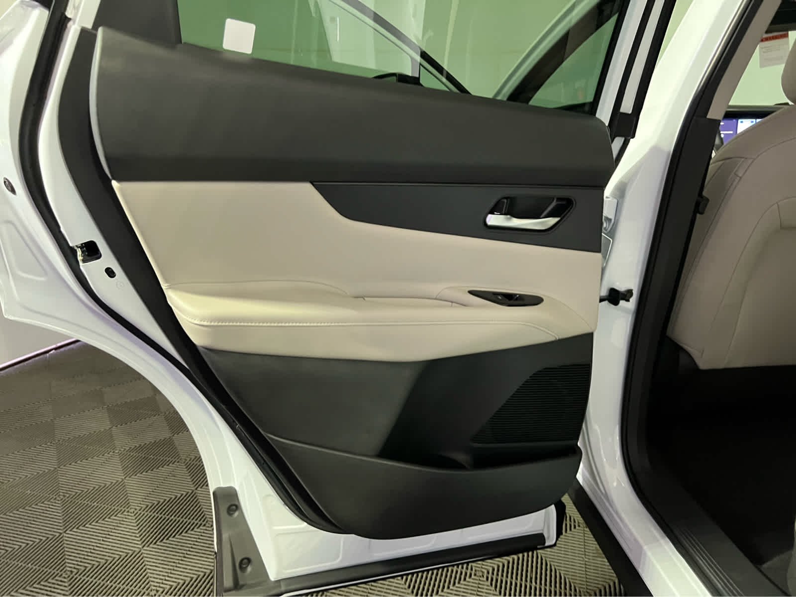 New 2026 Everest White Pearl TriCoat Nissan SL image 17