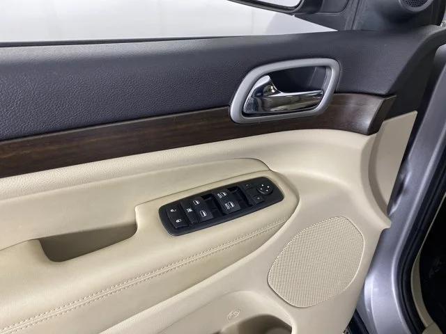 Used 2018 Silver Jeep Laredo E image 14