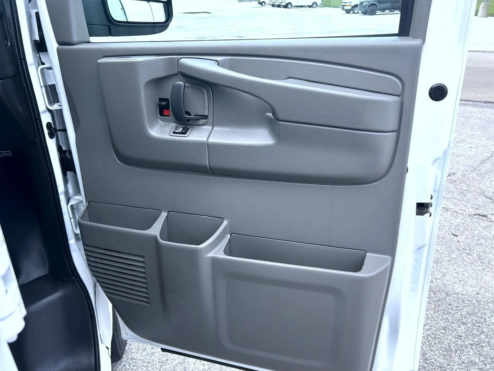 Used 2014 White Chevrolet Work Van image 15