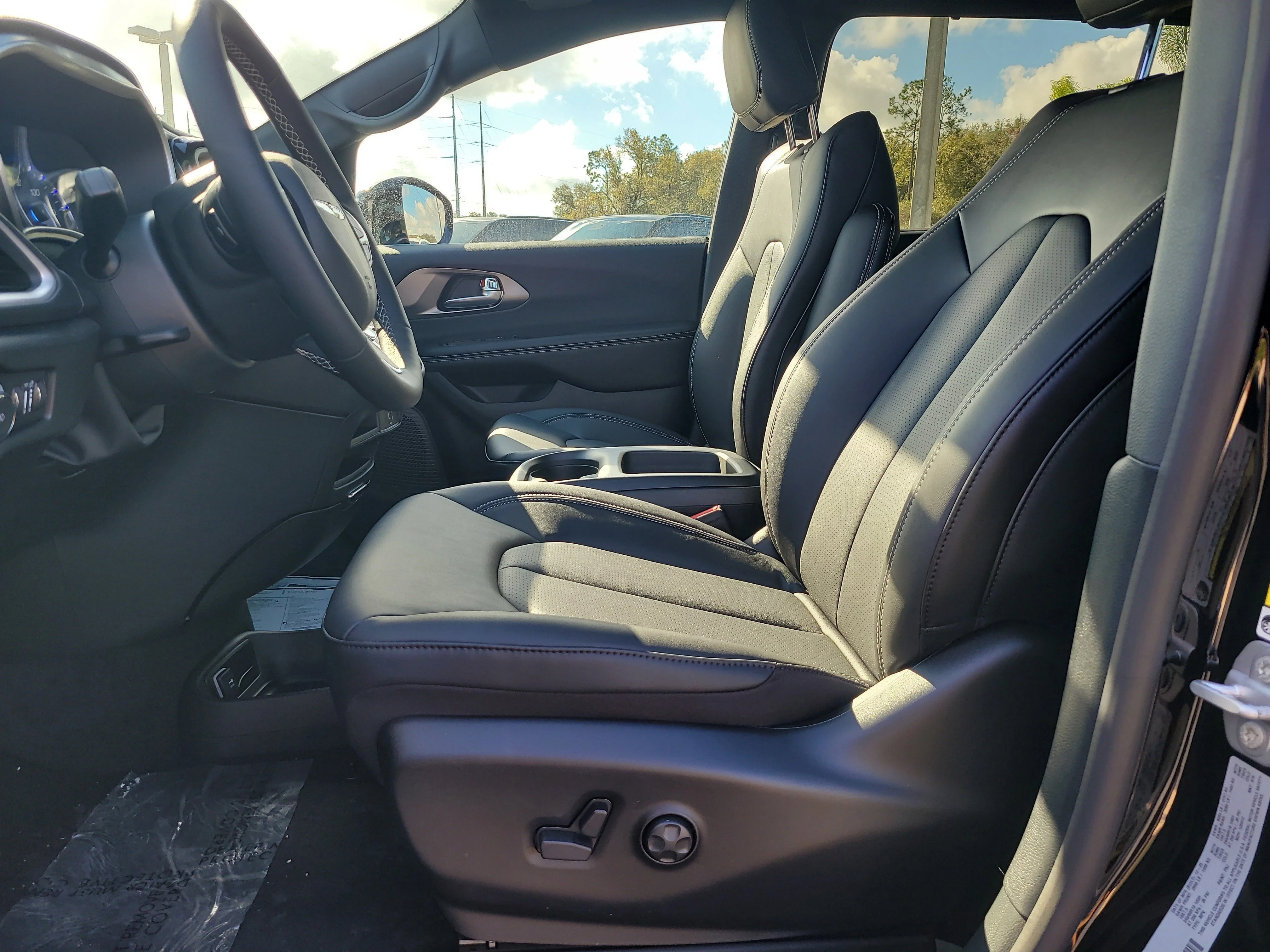 New 2026 Diamond Black Crystal Pearlcoat Chrysler Select image 14