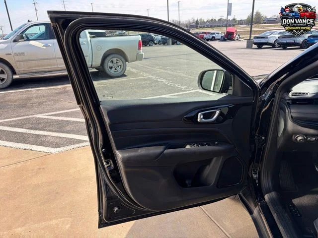 New 2026 Diamond Black Crystal Pearlcoat Jeep Latitude image 9