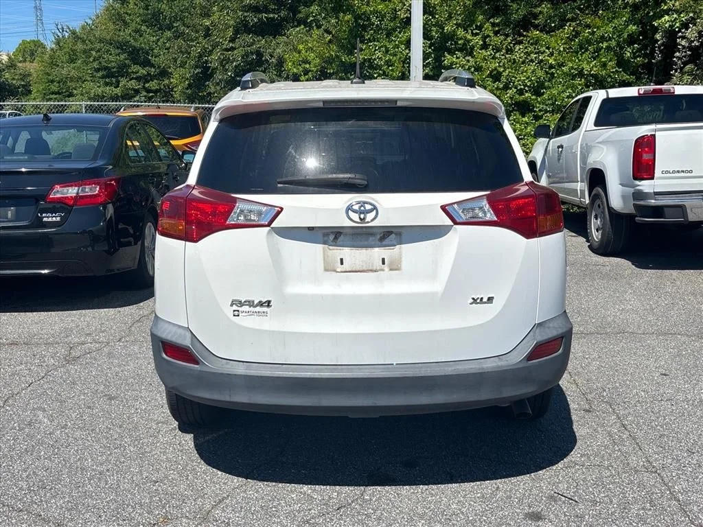 Used 2015 White Toyota XLE image 10