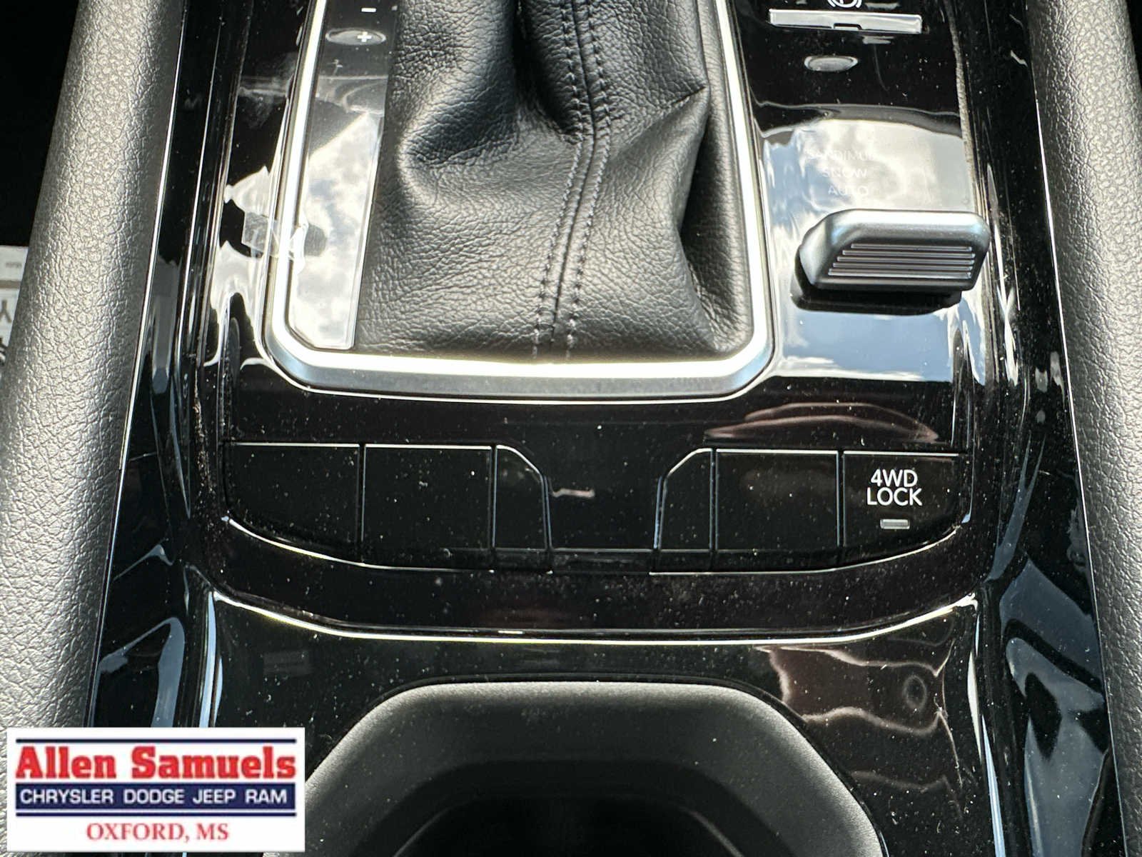 New 2026 Diamond Black Crystal Pearl-Coat Exterior Paint Jeep Latitude image 31