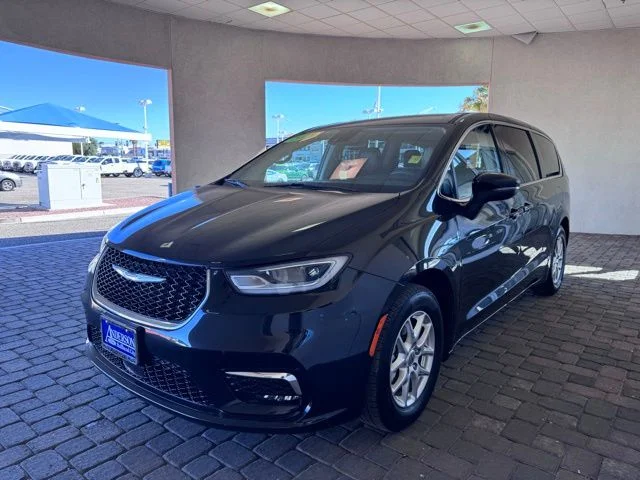 2023 Chrysler Pacifica Touring L's photo