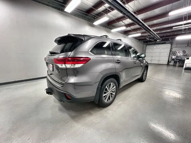 Used 2018 Gray Toyota XLE image 8
