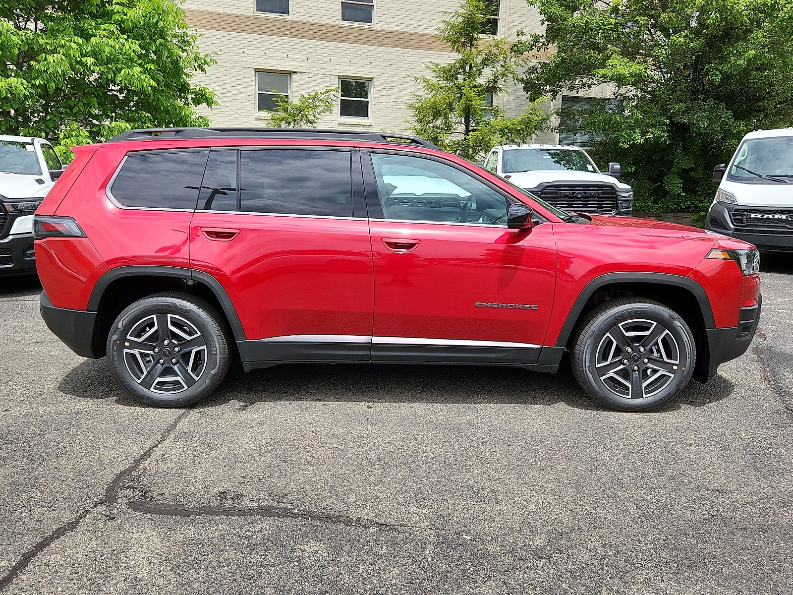 New 2026 Red Hot Pearl-Coat Exterior Paint Jeep Limited 4x4 image 7