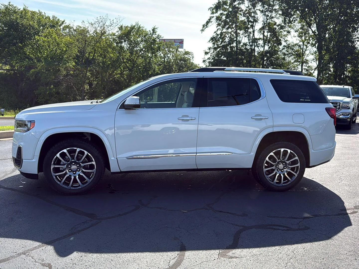 Used 2020 WHITE FROST TRICOAT GMC Denali image 2