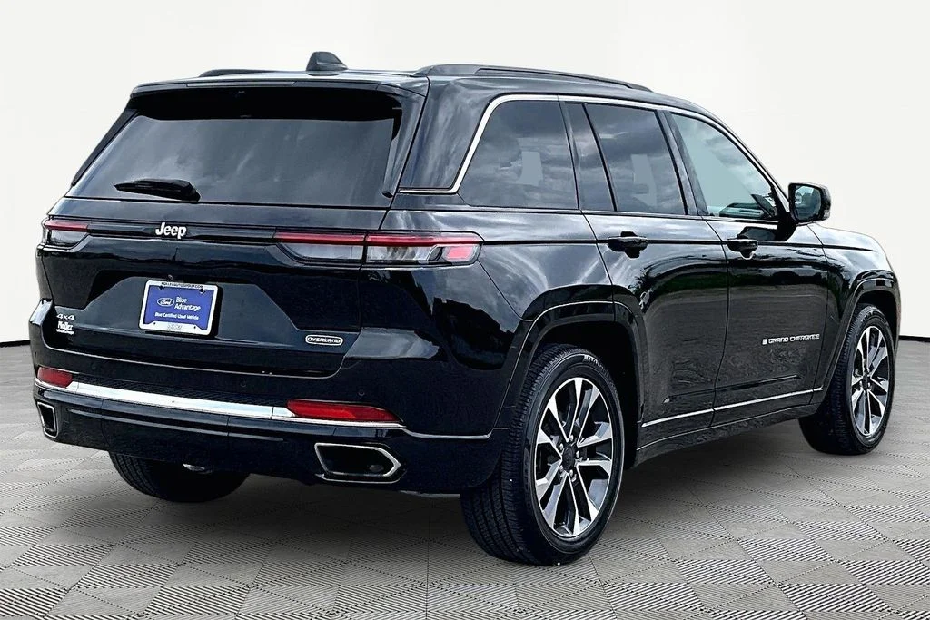 Certified Used 2024 Diamond Black Jeep Overland image 2