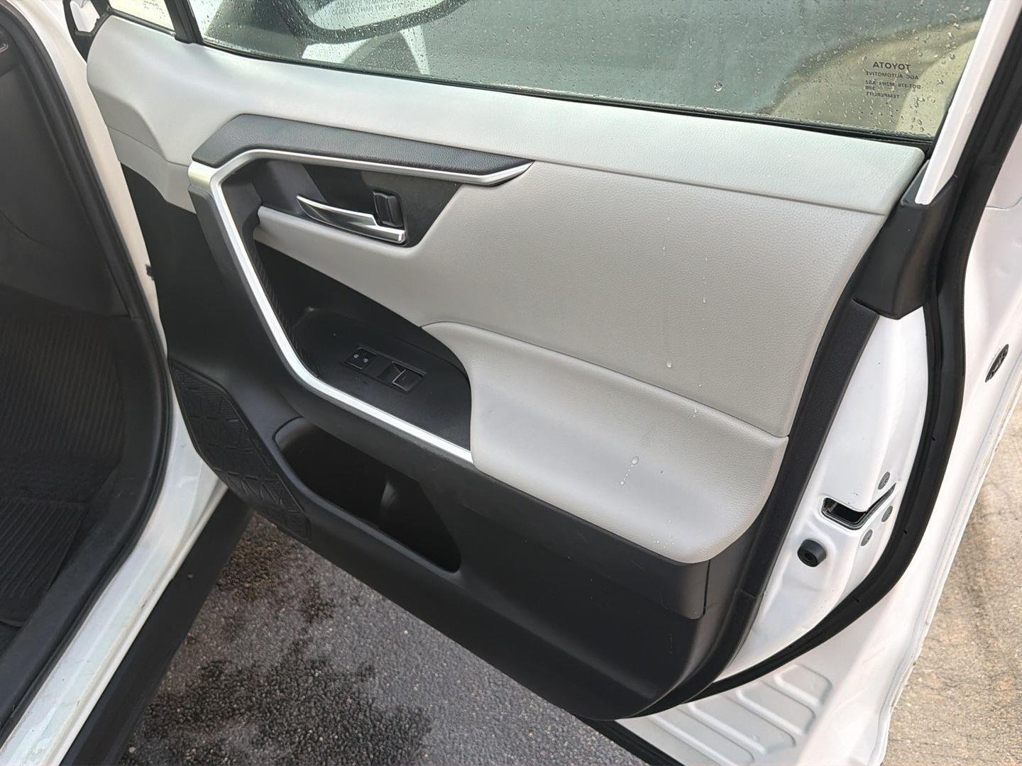 Used 2022 White Toyota XLE image 14