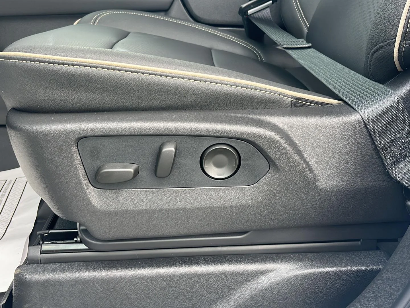 New 2026 Polar White Tricoat Chevrolet Premier image 21