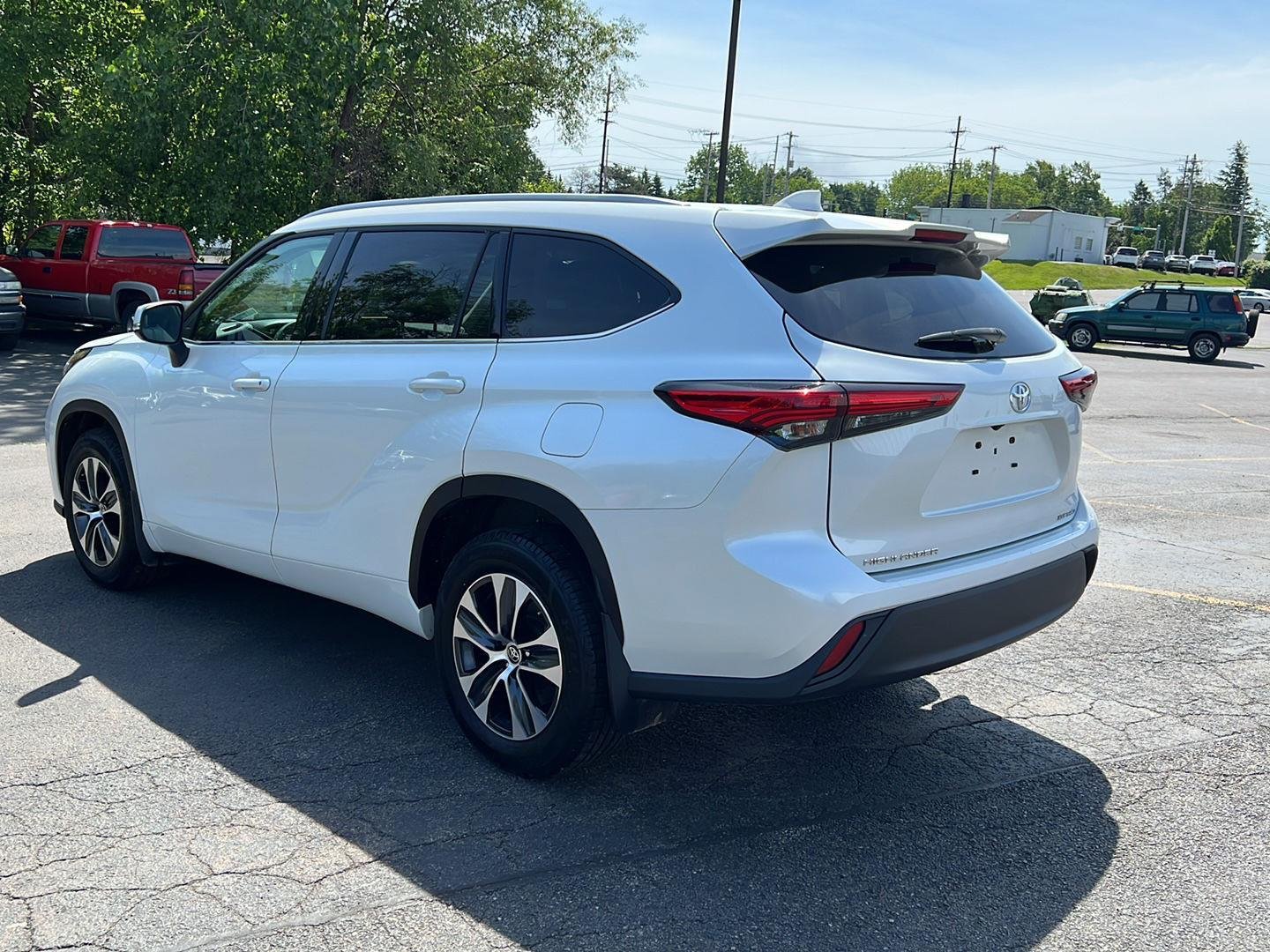 Used 2022 Wind Chill Pearl Toyota XLE image 3
