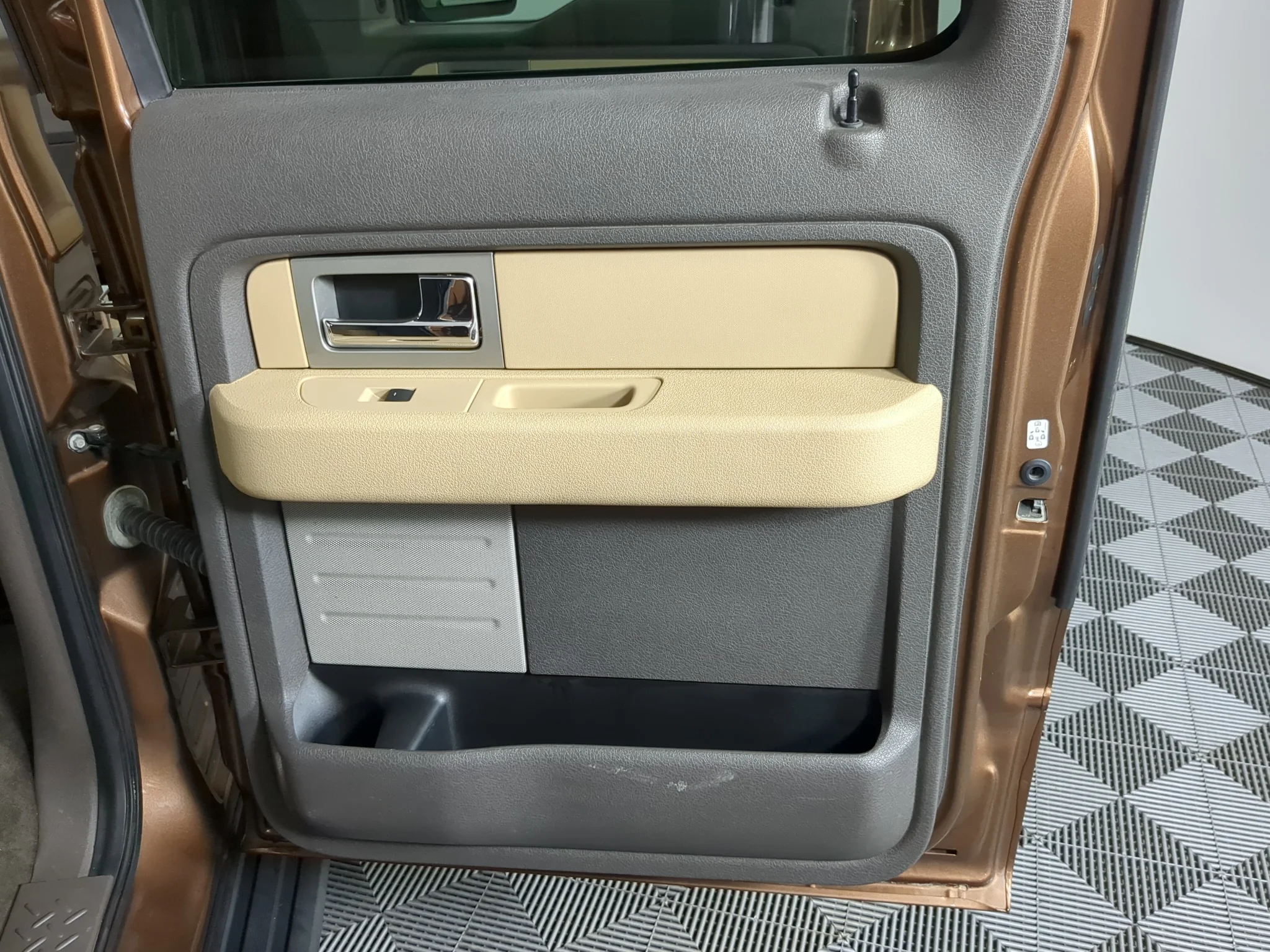 Used 2011 Golden Bronze Metallic Ford XLT image 22