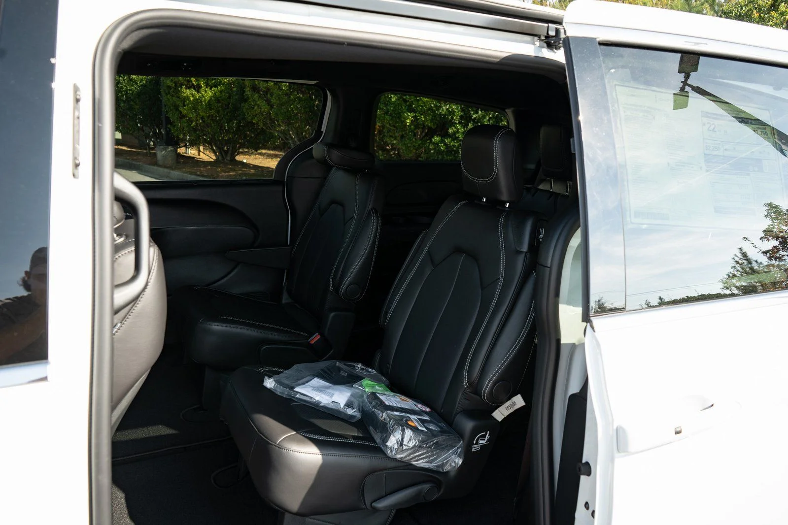 New 2026 Bright White Clear-Coat Exterior Paint Chrysler LX image 18