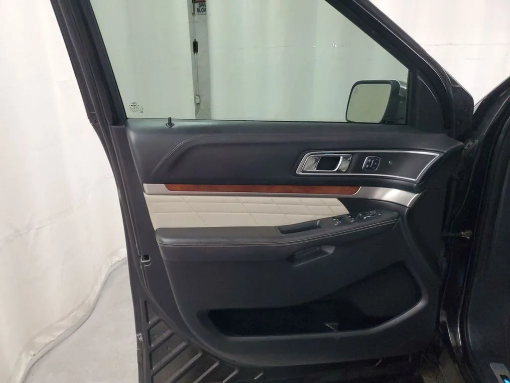 Used 2016 Shadow Black Ford Platinum image 5