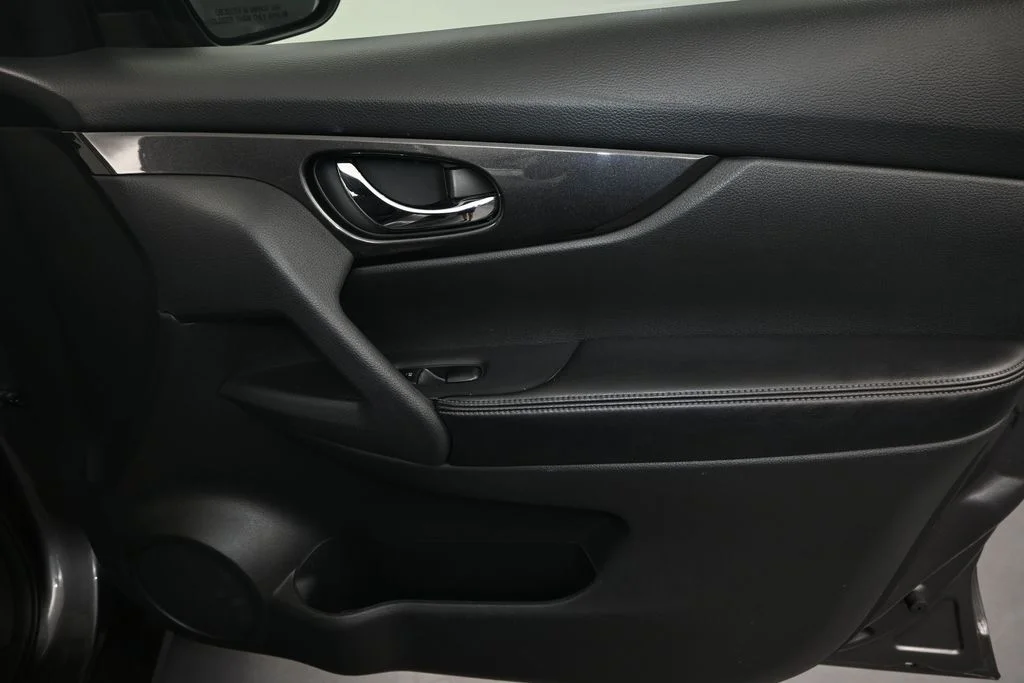 Used 2017 Gray Nissan SV image 15